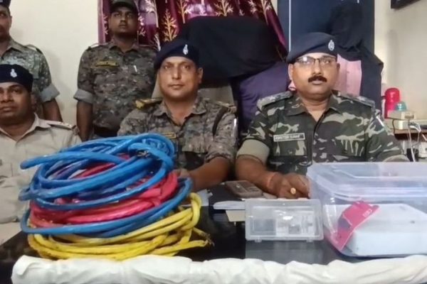 Cable theft by taking BCCL workers hostage | बीसीसीएल कर्मियों को बंधक बनाकर की केबल चोरी: धनबाद पुलिस ने 3 आरोपी पकड़े, 15 किलो तांबे का तार बरामद – Dhanbad News