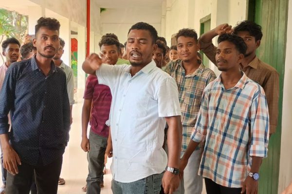 Fees hiked in B.Ed. College of Sidhu Kanhu Murmu University | सिद्धू कान्हू मुर्मू यूनिवर्सिटी के बीएड कॉलेज में बढ़ी फीस: पाकुड़ के छात्रों ने किया कॉलेज में तालाबंदी, नामांकन प्रभावित – Pakur News